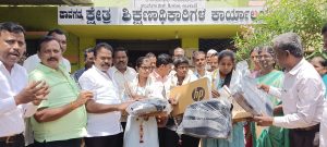SSLC ಯಲ್ಲಿ ಹೆಚ್ಚು ಅಂಕ ಪಡೆದ ಮಕ್ಕಳಿಗೆ ಲ್ಯಾಪ್ಟಾಪ್ ವಿತರಿಸಿದ ಶಾಸಕರು.