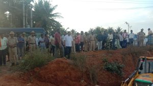 Gubbi: ಎಕ್ಸ್ ಪ್ರೆಸ್ ಲಿಂಕ್ ಕೆನಲ್ ಕಾಮಗಾರಿ ತಡೆದು ಪ್ರತಿಭಟನೆ.