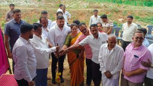 Turuvekere: ಒಳಚರಂಡಿ ಯೋಜನೆಯ ಎರಡನೇ ಹಂತದ ಕಾಮಗಾರಿಗೆ ಗುದ್ದಲಿ ಪೂಜೆ ನೆರವೇರಿಸಿದ ಶಾಸಕ ಎಂ ಟಿ ಕೃಷ್ಣಪ್ಪ. 