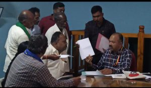 Pavagada: ತಹಶೀಲ್ದಾರ್ ಕಚೇರಿಗೆ ಲೋಕಾಯುಕ್ತ ಅಧಿಕಾರಿಗಳು ಧೀಡಿರನೇ ಭೇಟಿ ವಿವಿಧ ಇಲಾಖೆಗಳು ಭೇಟಿ ಹಾಜರಾತಿ ಪುಸ್ತಕ ಪರಿಶೀಲನೆ.