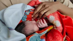 Bengaluru: ರೈಲ್ವೇ ಪ್ಲಾಟ್​-ಫಾರ್ಮ್‌ನಲ್ಲೇ ಮಗುವಿಗೆ ಜನ್ಮ ನೀಡಿದ ತಾಯಿ.