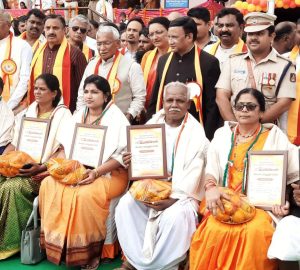 Bagalkote: ಕರ್ನಾಟಕ ರಾಜ್ಯೋತ್ಸವ ಪ್ರಶಸ್ತಿಗೆ ಭಾಜನರಾಗಿ ಪ್ರಶಸ್ತಿ ಸ್ವೀಕರಿಸಿದ ಕವಯಿತ್ರಿ ಶ್ರೀಮತಿ ಜಯಶ್ರೀ ಭಂಡಾರಿ.
