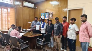 Tiptur: ಅಂಬೇಡ್ಕರ್ ಸೇವಾ ಸಮಿತಿ ಆಟೋ ಚಾಲಕರ ಸಂಘದ ನಾಮಫಲಕ ಅಳವಡಿಕೆಗೆ ಅಧ್ಯಕ್ಷ ಶಿವಕುಮಾರ್ ಮತ್ತಿಘಟ್ಟ ಒತ್ತಾಯ .