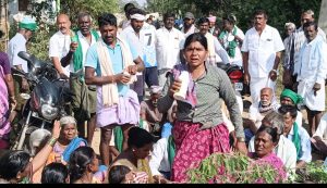 Pavagada: Farmers protest with poison bottles in their hands to resolve the problem of constructing a main road that is obstructing access to their fields.