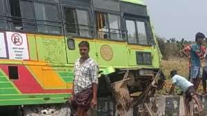 omni-car-accidebt-in-nyamathi-davanagere-shivamogga,
